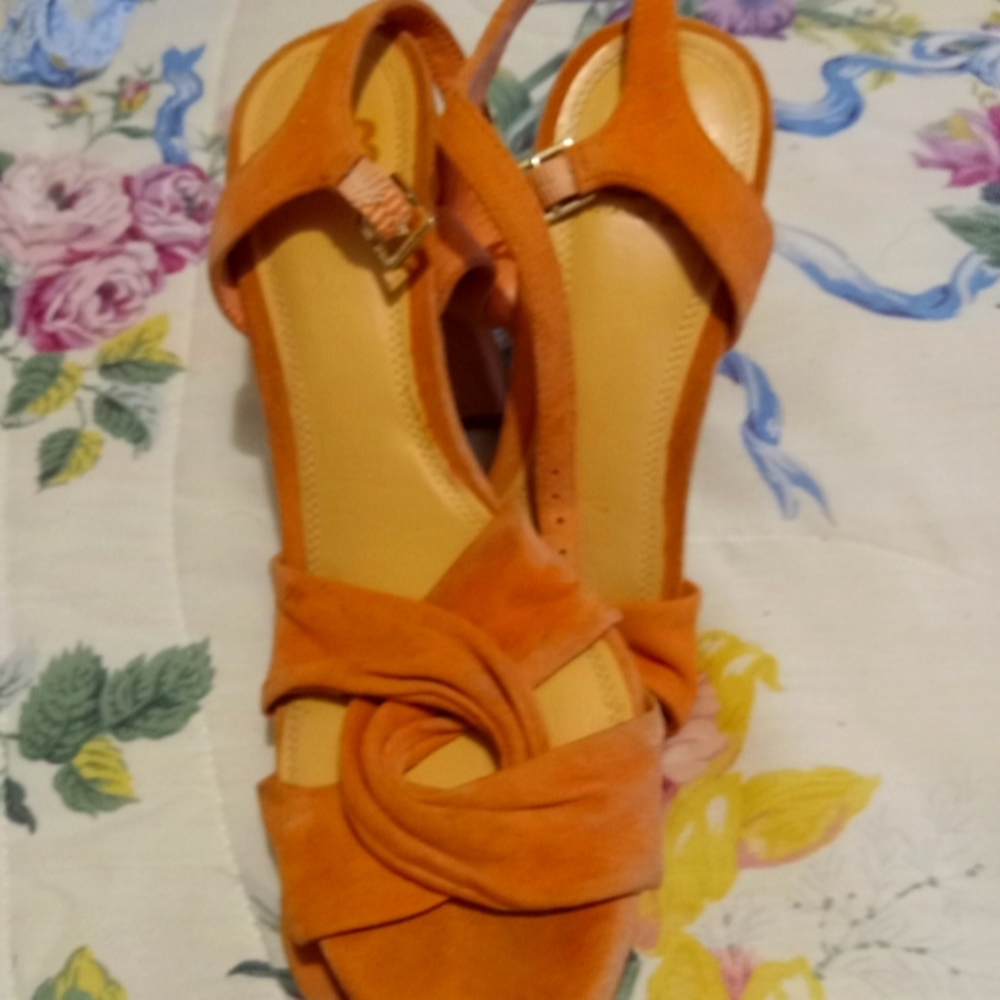 They are 10 brown sandals heels they are size 11 medium to u